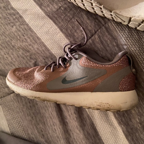 Used size 9 Nikes - Picture 2 of 5